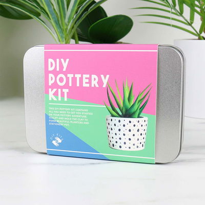 DIY lerkit i metallåda - skapa personliga krukor och dekorationer DIY lerkit i metallåda från Gift Republic - skapa egna krukor och kreativa lerprojekt