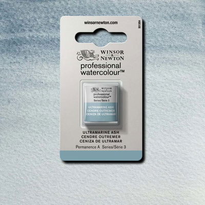 Winsor & Newton Professional Water Colour Ultramarine Ash i halvkopp som visas mot målad bakgrund i samma färg.