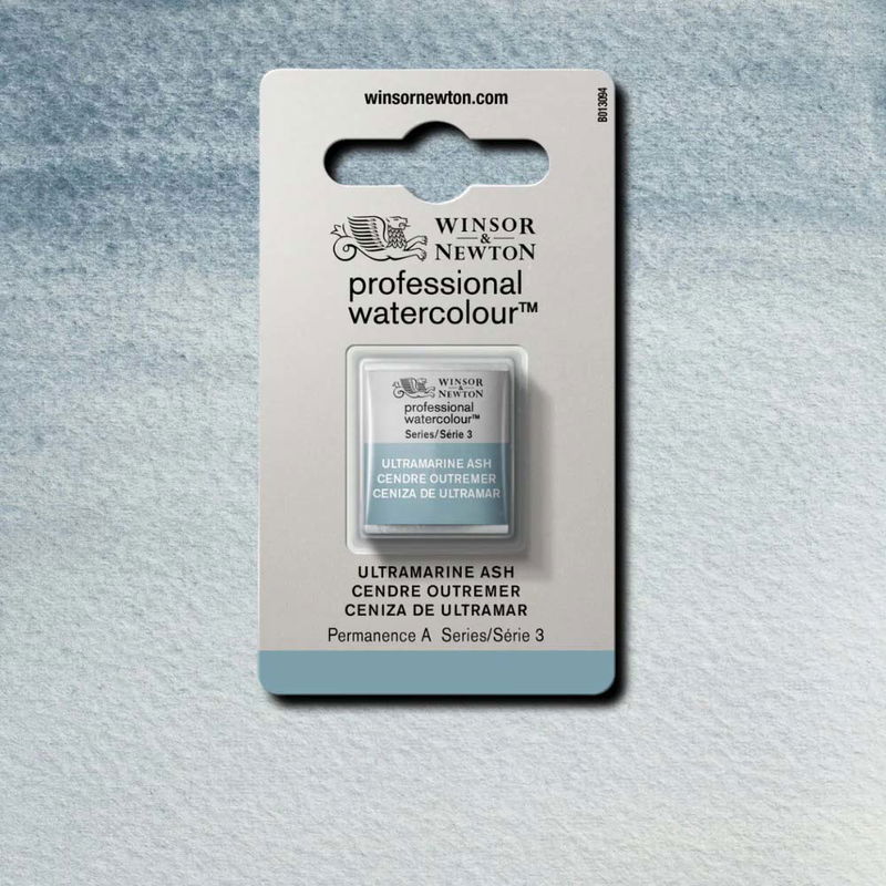 Winsor & Newton Professional Water Colour Ultramarine Ash i halvkopp som visas mot målad bakgrund i samma färg.