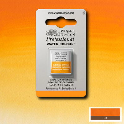 Färgprov och förpackning, Cadmium Orange halvkopp Winsor & Newton Professional Water Colour Cadmium Orange i halvkopp som visas mot målad bakgrund i samma färg.