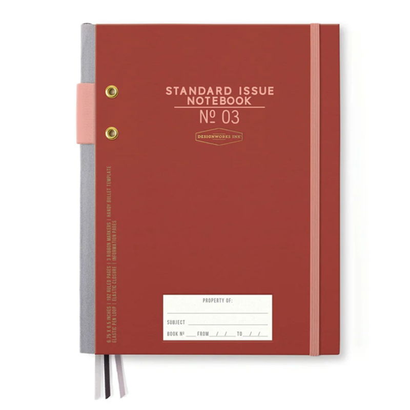 Framsida av Standard Issue skrivbok i Rosewood + Blush med guldfoliedetaljer. 192 sidor av hög kvalitet