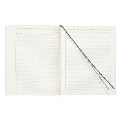 Insida av Standard Issue skrivbok med tre tygband som sidmarkörer och linjerade blad.