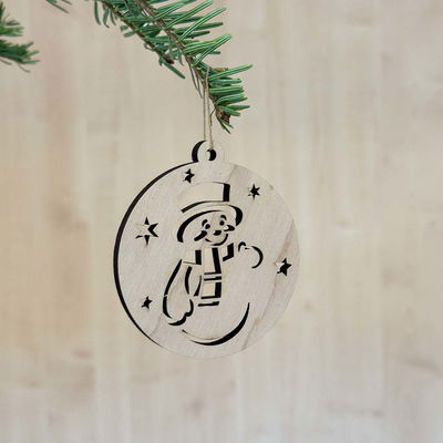 Julgranshänge Snögubbe i kula, trädekoration för vinter och jul Trähänge i form av en snögubbe inuti en rund kula med stjärnor, hängandes i gran med naturligt träutseende.