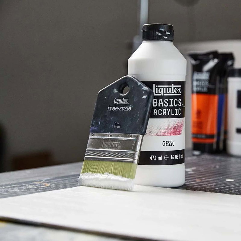 Vit gesso struken på underlag med bred Liquitex Free-style-pensel