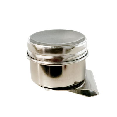 Palettkopp av metall, dia. 37 mm till vatten, medium eller färg. Koppen har clips så du kan fästa den på en palett.