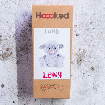 Hooked DIY-kit Amigurumi Lamb Lewy förpackning