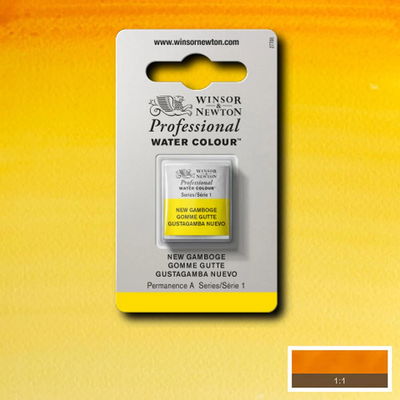Winsor & Newton Professional Water Colour New Gamboge i halvkopp som visas mot målad bakgrund i samma färg.