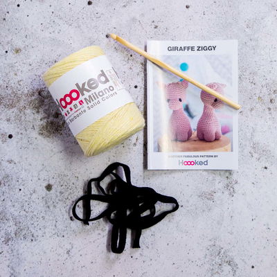 Innehåll DIY-Kit Amigurumi Giraffe Popcorn Ziggy Hooked
