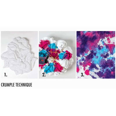 Steg-för-steg-bild av crumple-teknik: vit t-shirt knyts, färg appliceras och resultat i lila, blå och rosa mönster.