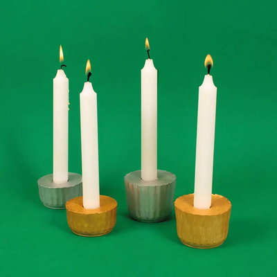 Ljusstakar gjutna i modellgips, målade i guld och grönt