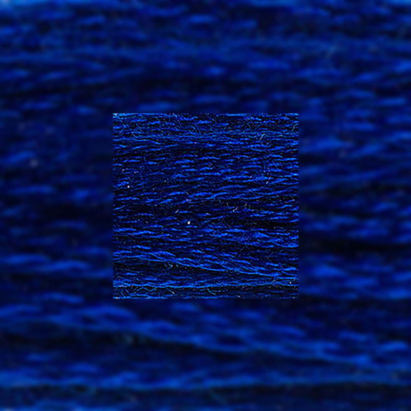 Närbild av separerbara 6 trådar bomull Very Dark Royal Blue 820