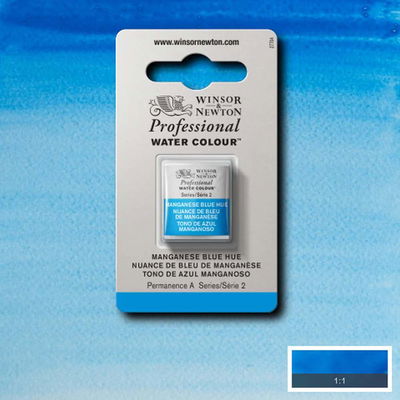 Winsor & Newton Professional Water Colour Manganese Blue Hue i halvkopp som visas mot målad bakgrund i samma färg.