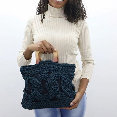 Handgjord väska virkad i svart Circulo Náutico Poly 5 mm garn med trähandtag