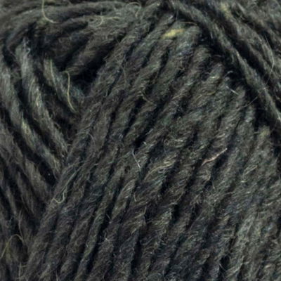 Närbild på Léttlopi ullgarn i färgen Pine Green Heather, 50 g nystan av 100 % ny isländsk ull