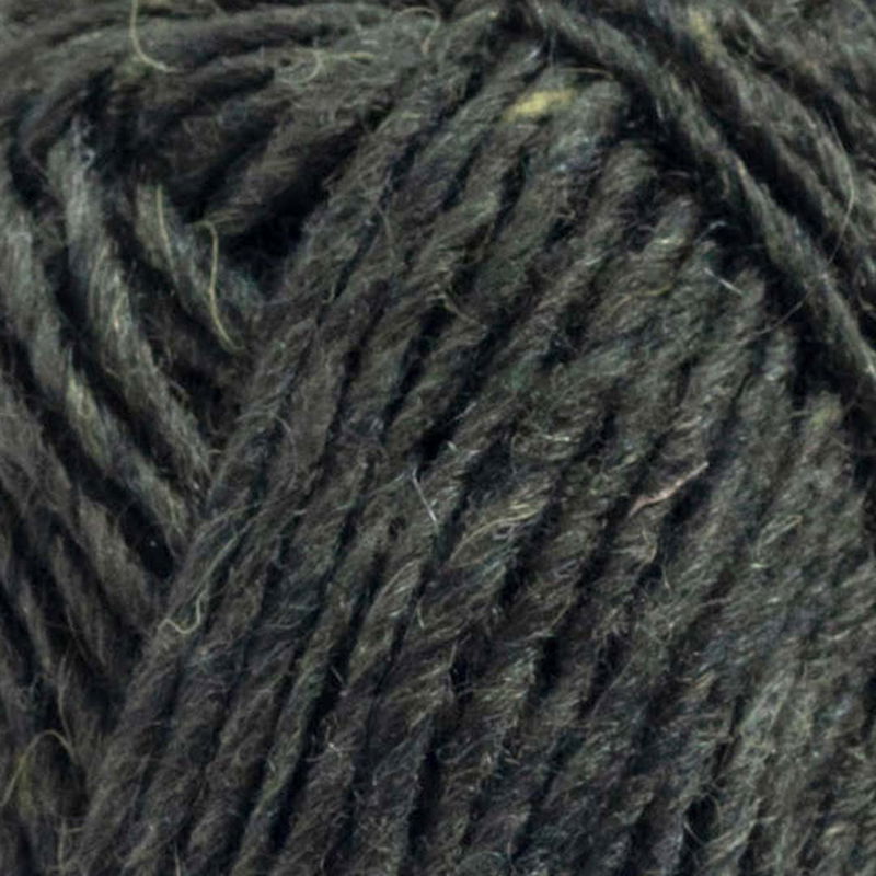 Närbild på Léttlopi ullgarn i färgen Pine Green Heather, 50 g nystan av 100 % ny isländsk ull