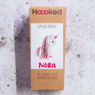 Hooked DIY-kit Amigurumi Unicorn Nora förpackning