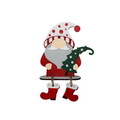 Tomte på kant med gran DIY-kit Cria Tomte i trä som håller en liten julgran, målad i rött, grönt och vitt, DIY-kit från Cria