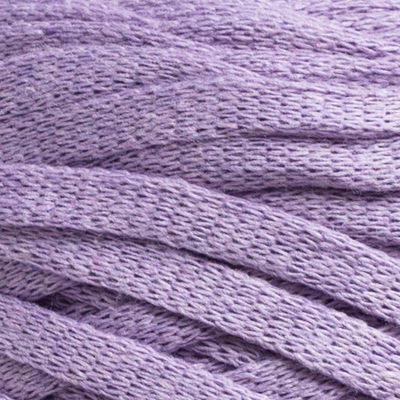 Närbild på garnet Violet Tulle i färgen Lila ur serien Ribbon Blandgarn av Svarta Fåret