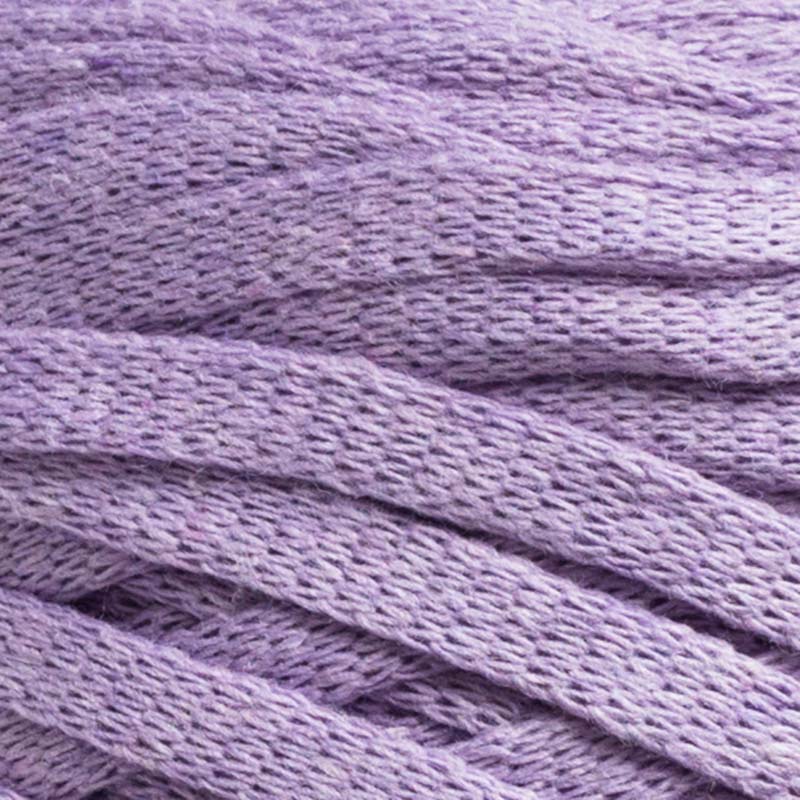 Närbild på garnet Violet Tulle i färgen Lila ur serien Ribbon Blandgarn av Svarta Fåret