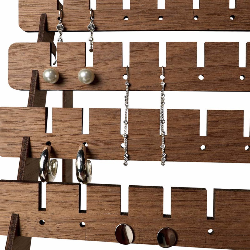 Smyckesställ valnöt med örhängen i olika stilar upphängda på raderna