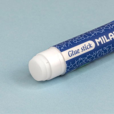 Milan limstift 8 gram med korken avlägsnad.