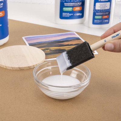 Milan skollim i en skål och används med skumpensel