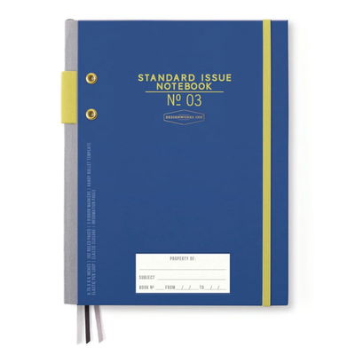 Framsida av Standard Issue skrivbok i Cobalt + Citron med guldfoliedetaljer. 192 sidor av hög kvalitet