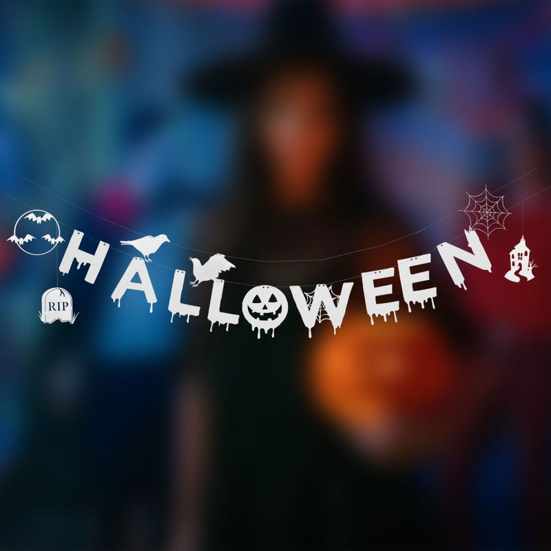 Halloween dekorationer i kartong kombinerade med halloween-girlang som väggdekoration