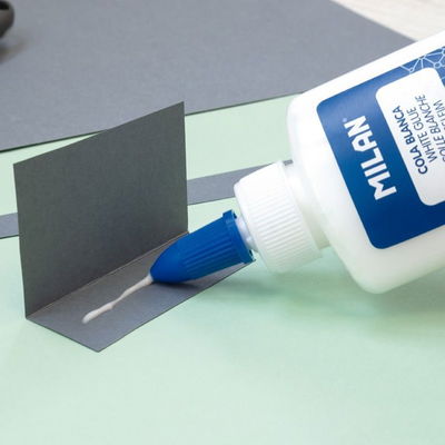 Milan skollim applicerat på papp i pysselmiljö