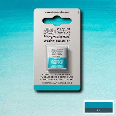 Winsor & Newton Professional Water Colour Cobalt Turquoise Light i halvkopp som visas mot målad bakgrund i samma färg.
