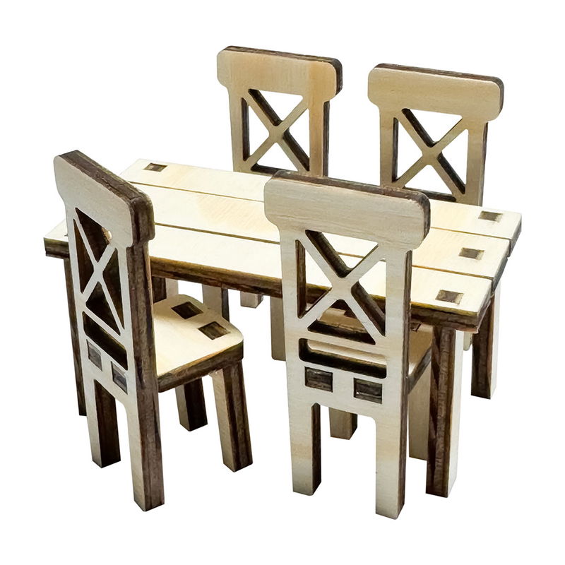 Liten matgrupp i miniatyr. Fyra stycken stolar och ett bord av trä