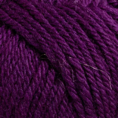 Närbild på Svarta Fåret Merinogarn Mulberry Potion, obehandlad merinoull i 50 g nystan