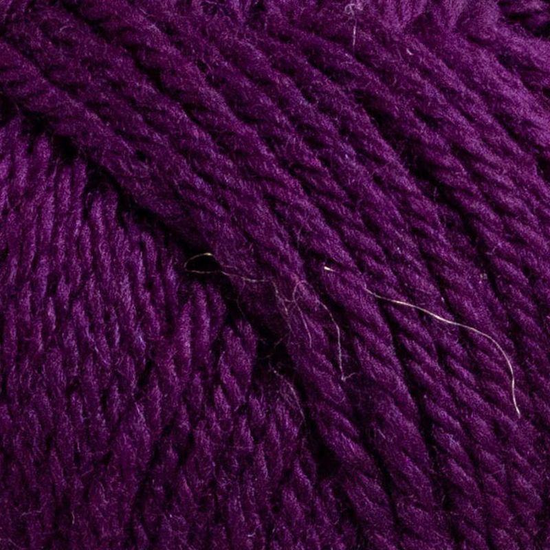 Närbild på Svarta Fåret Merinogarn Mulberry Potion, obehandlad merinoull i 50 g nystan