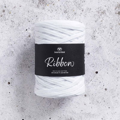Ribbon Blandgarn, tubgarn, i färgen Snow White från Svarta fåret