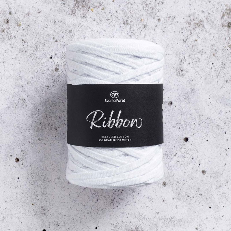 Ribbon Blandgarn, tubgarn, i färgen Snow White från Svarta fåret
