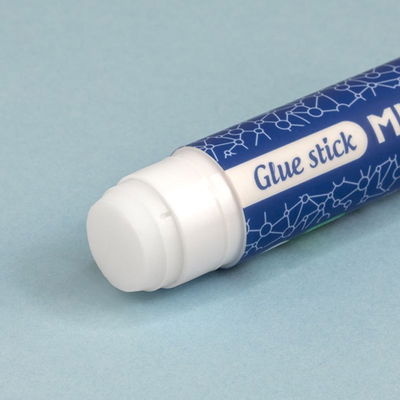 Milan limstift 21 gram med korken avlägsnad.