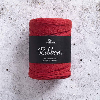Ribbon Blandgarn, tubgarn, i färgen Commie Red från Svarta fåret