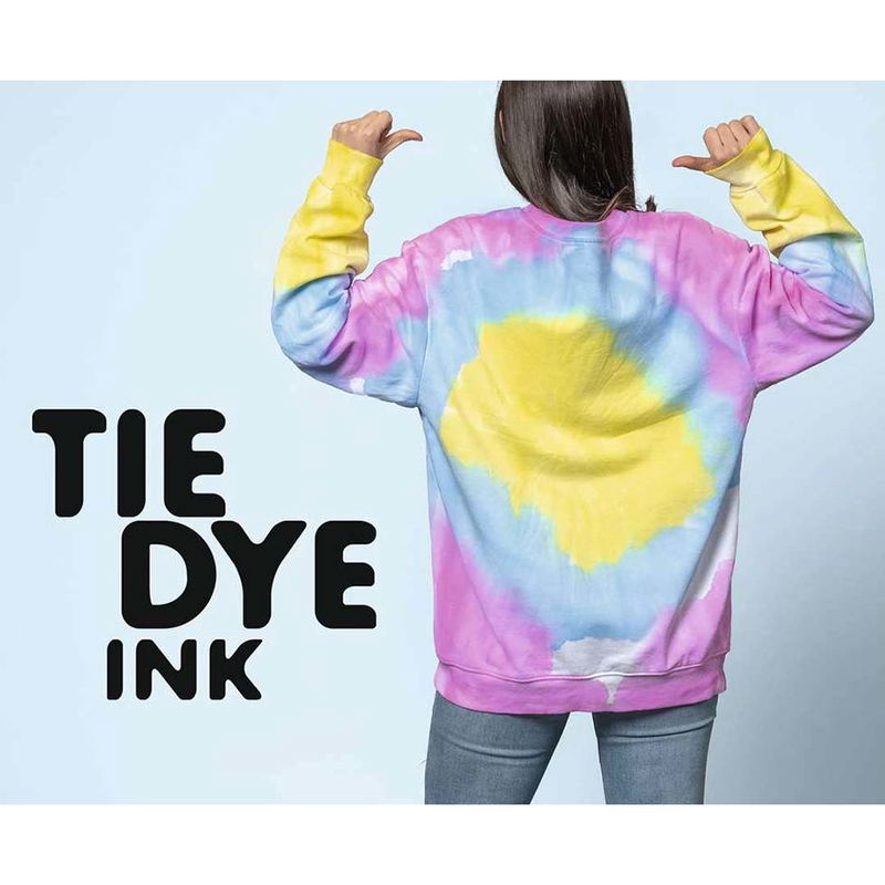 Person i hoodie med stora batikmönster i pastellfärger skapade med Marabu Tie Dye Ink Set Pastel.