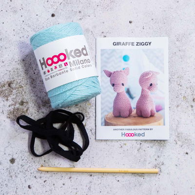 Innehåll DIY-Kit Amigurumi Giraffe Spring Ziggy Hooked