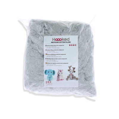 Förpackning med Hooked stoppning till amigurumis, ekologisk återvunnen bomullsblandning i färgen Cloud, 250 gram