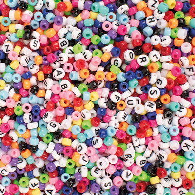 Närbild av mini pony beads i starka färger och runda vita bokstavspärlor