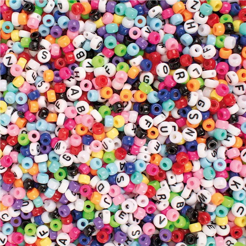 Närbild av mini pony beads i starka färger och runda vita bokstavspärlor