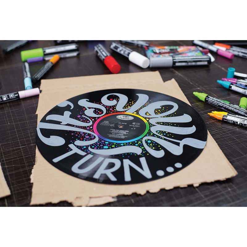 STABILO FREE Acrylic Marker används för att dekorera vinylskiva