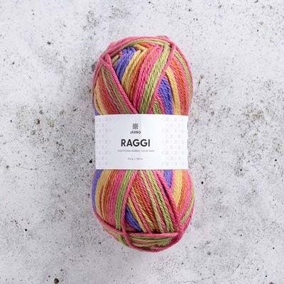 Järbo Raggi Color Grading sockgarn 100 g, flerfärgat nystan på betongbakgrund