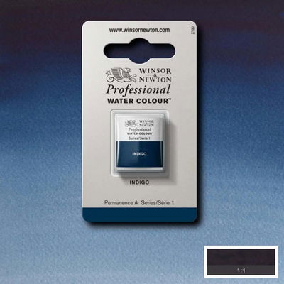 Winsor & Newton Professional Water Colour Indigo i halvkopp som visas mot målad bakgrund i samma färg.