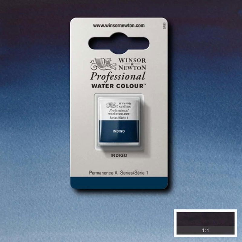 Winsor & Newton Professional Water Colour Indigo i halvkopp som visas mot målad bakgrund i samma färg.