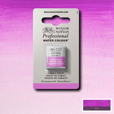 Färgprov och förpackning, Cobalt Violet halvkopp Winsor & Newton Professional Water Colour Cobalt Violet i halvkopp som visas mot målad bakgrund i samma färg.