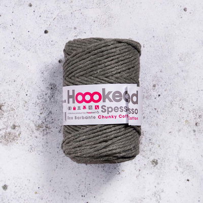 Aspen Hoooked Spesso Chunky Cotton 500g garnnystan på betongbakgrund