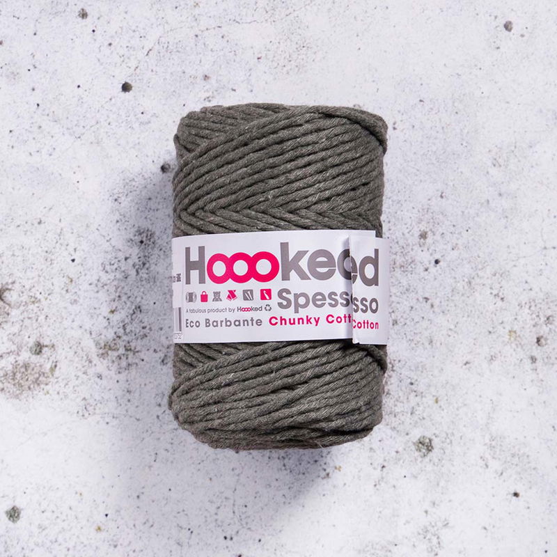 Aspen Hoooked Spesso Chunky Cotton 500g garnnystan på betongbakgrund