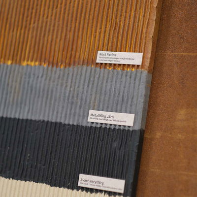 Rost Patina på metallfärg järn med wellpapp som underlag